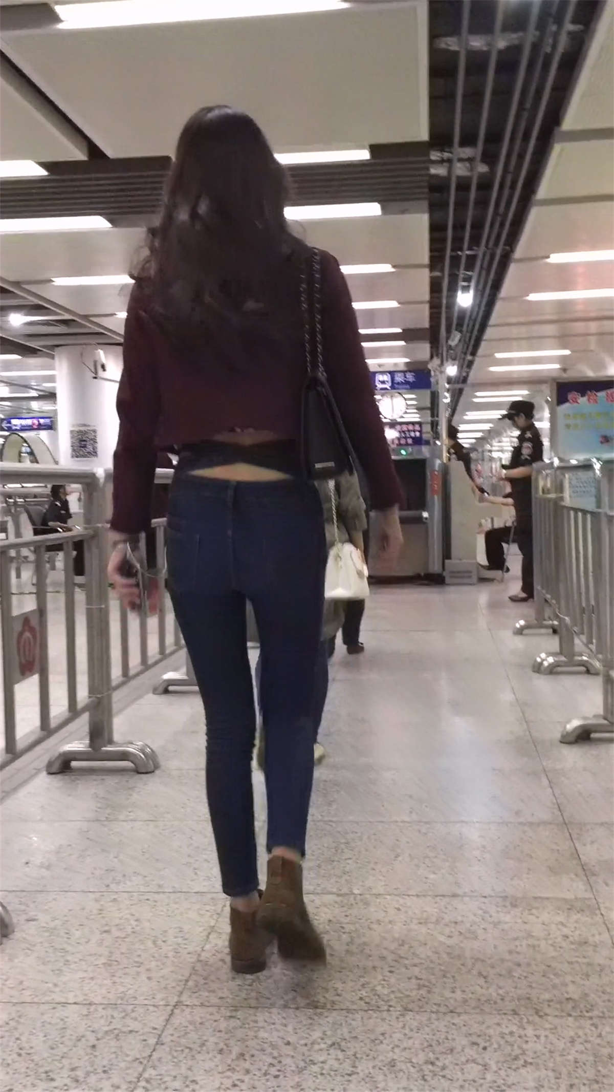 背带交叉紧牛-日更街拍