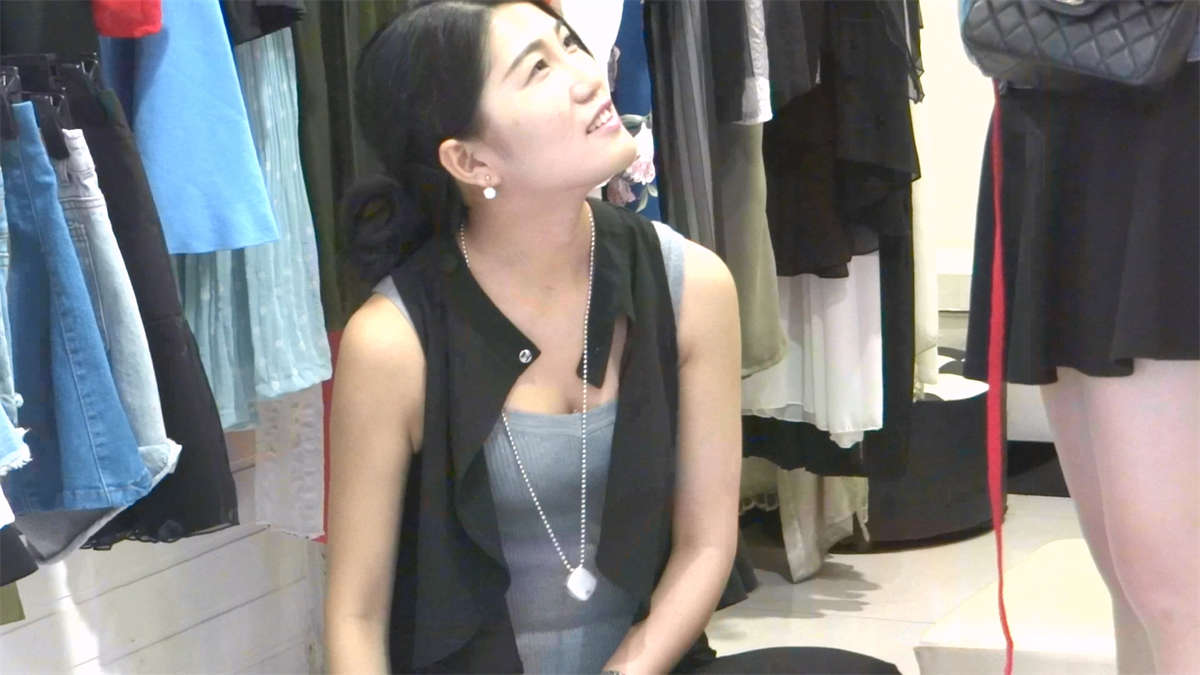 图片[2]-鞋店买鞋子的高跟美女-日更街拍