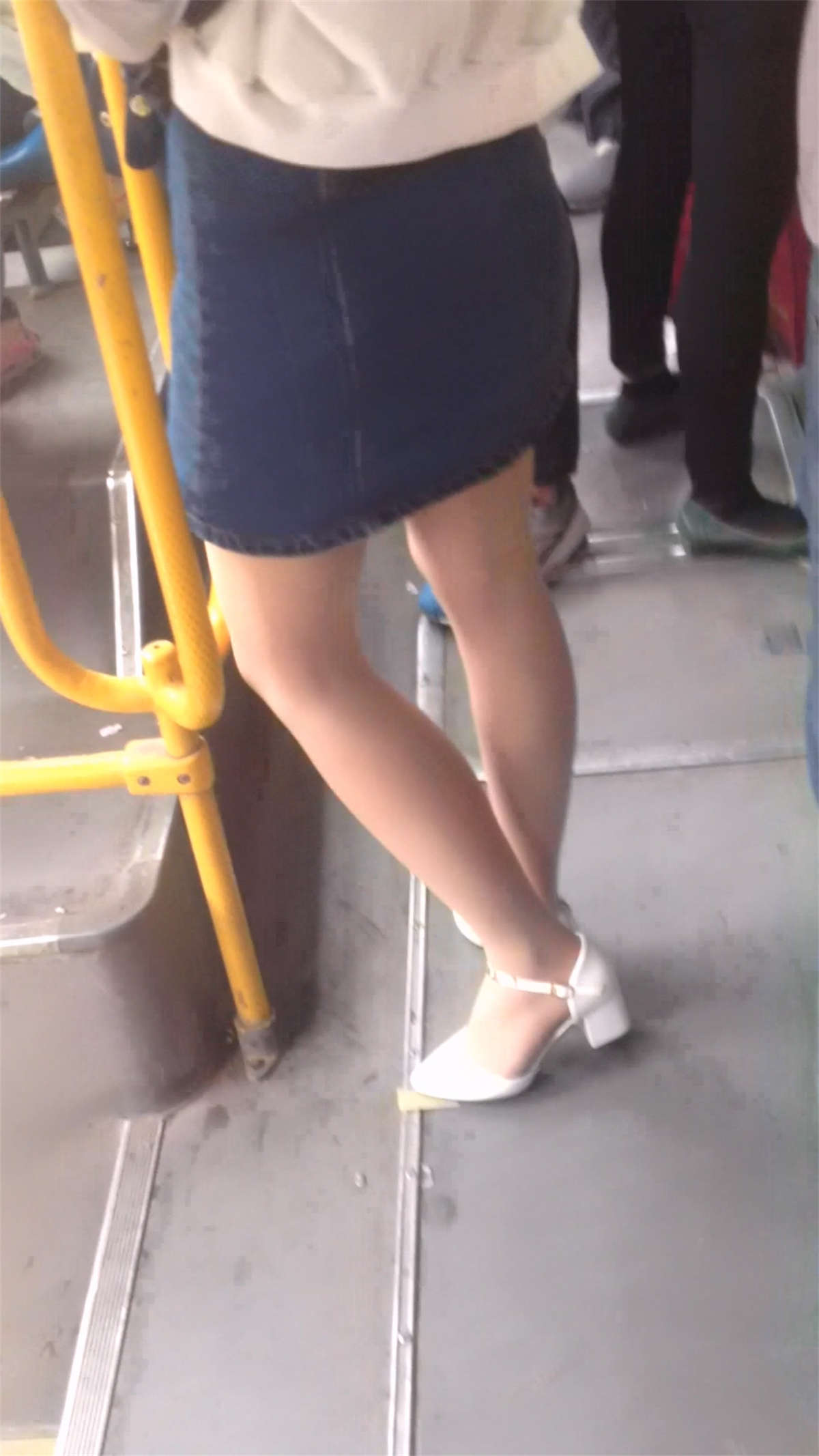 公交车上的肉丝美女-日更街拍