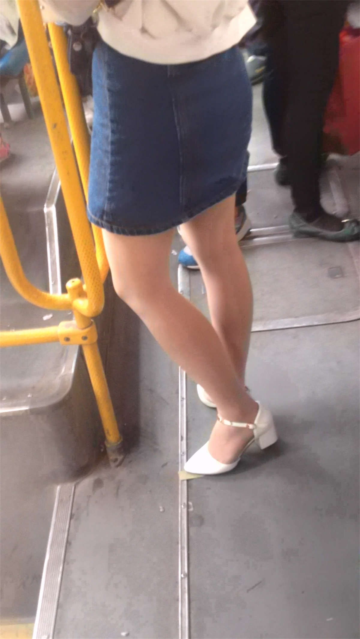 图片[2]-公交车上的肉丝美女-日更街拍