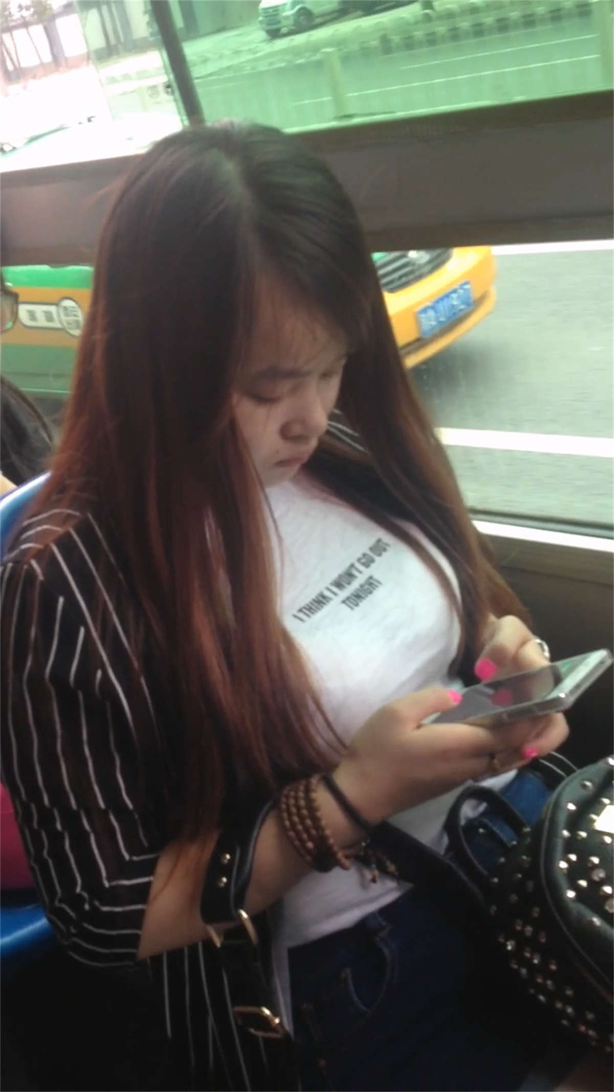 图片[2]-公交车上美女-日更街拍