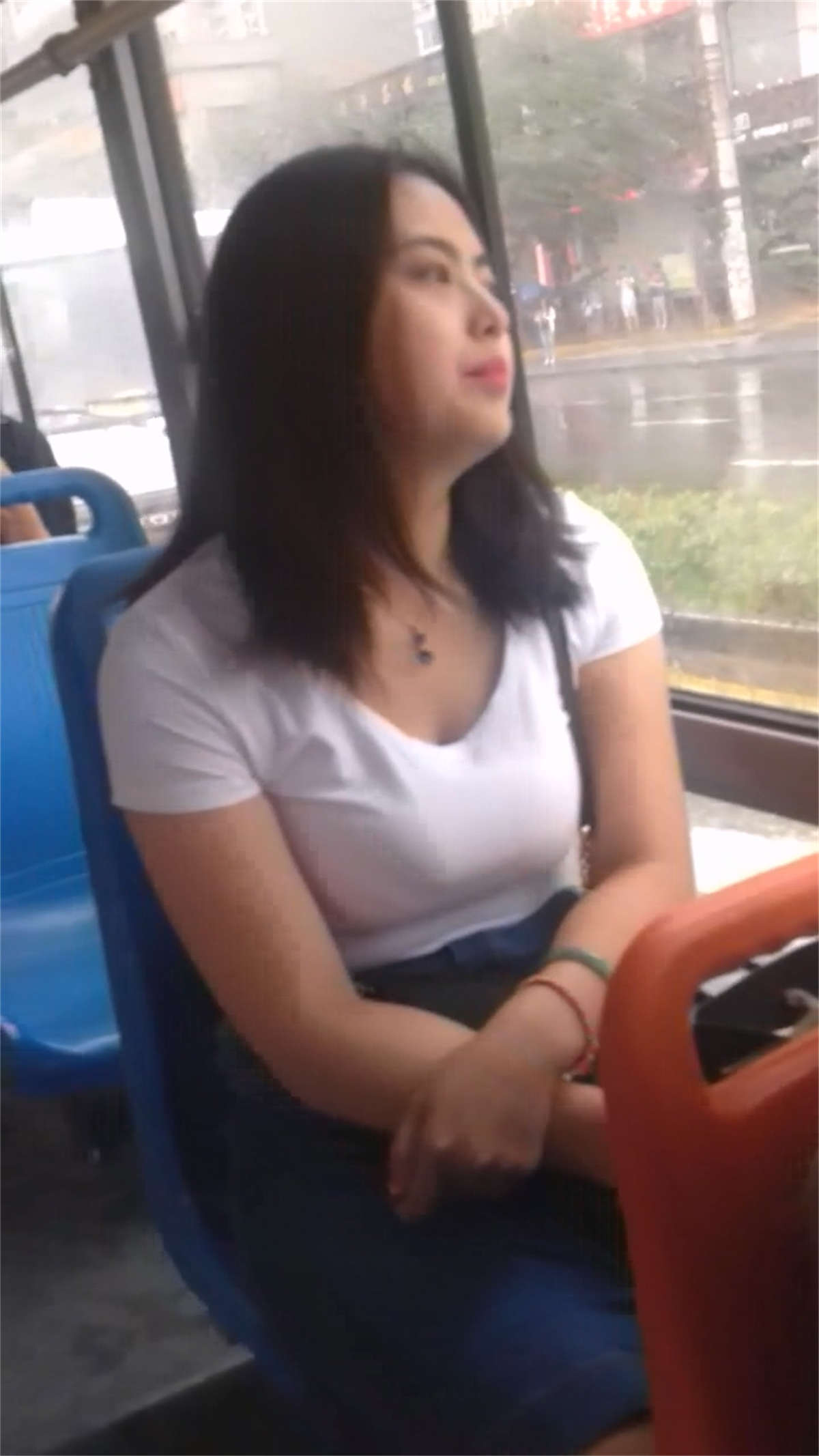 公交车上的漂亮小姐姐-日更街拍