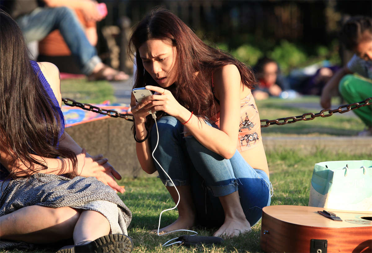 图片[2]-踏青公园街拍系列No.189 难以言表的容貌身姿，真的可以是街拍遇上-日更街拍