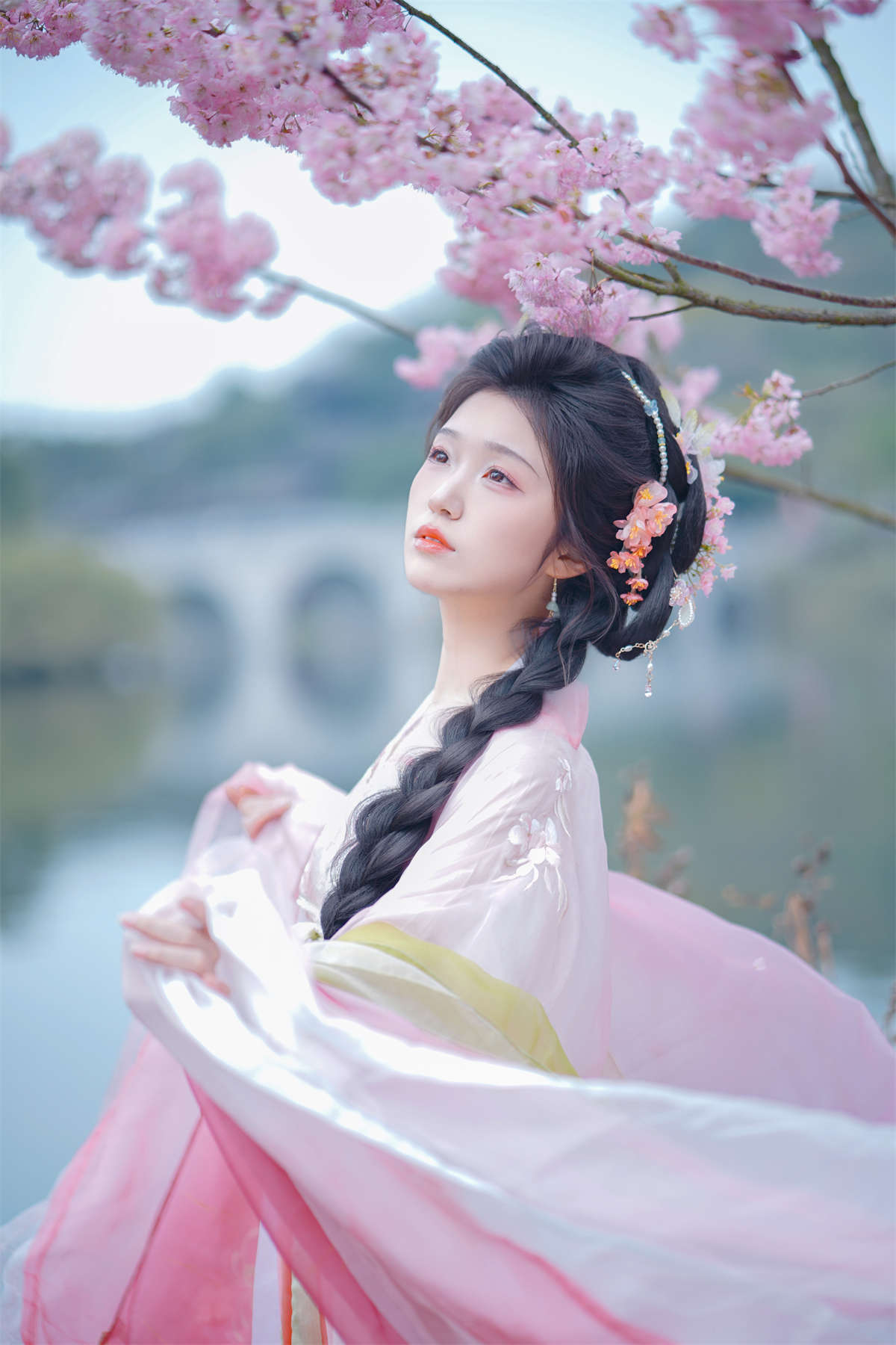 YITUYU艺图语 2025.04.08 粉黛 梓榆喝点甜的呀-日更街拍