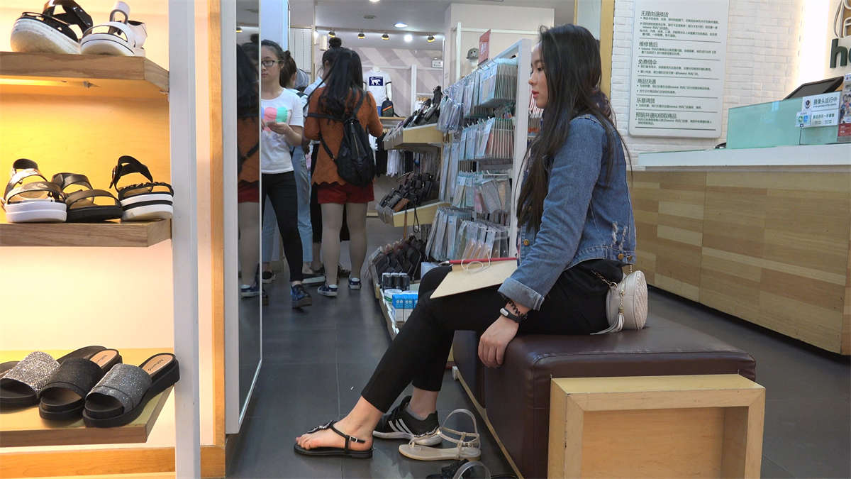 图片[2]-牛仔外套美女一双玉足超级白嫩-日更街拍