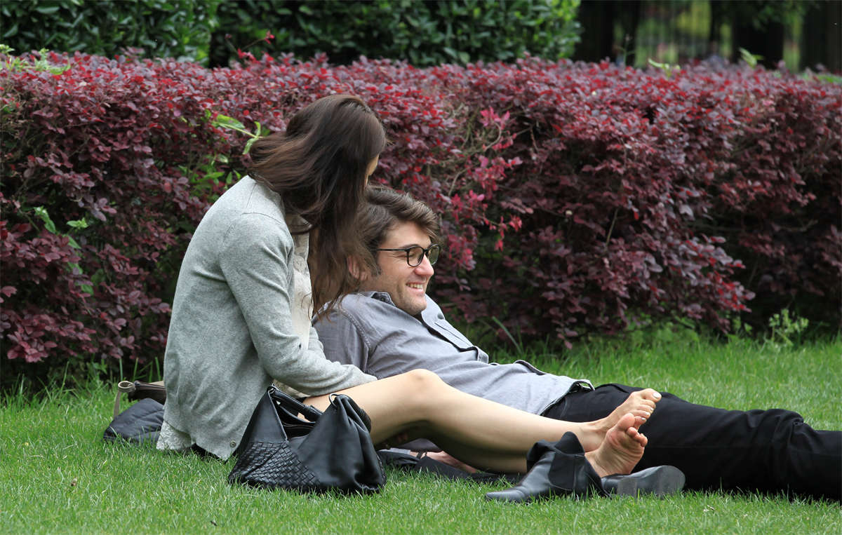 图片[2]-踏青公园街拍系列No.191 杂志封面型女孩的雪白玉足-日更街拍