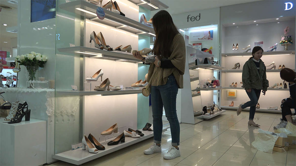 鞋店试鞋的牛仔裤美眉-日更街拍