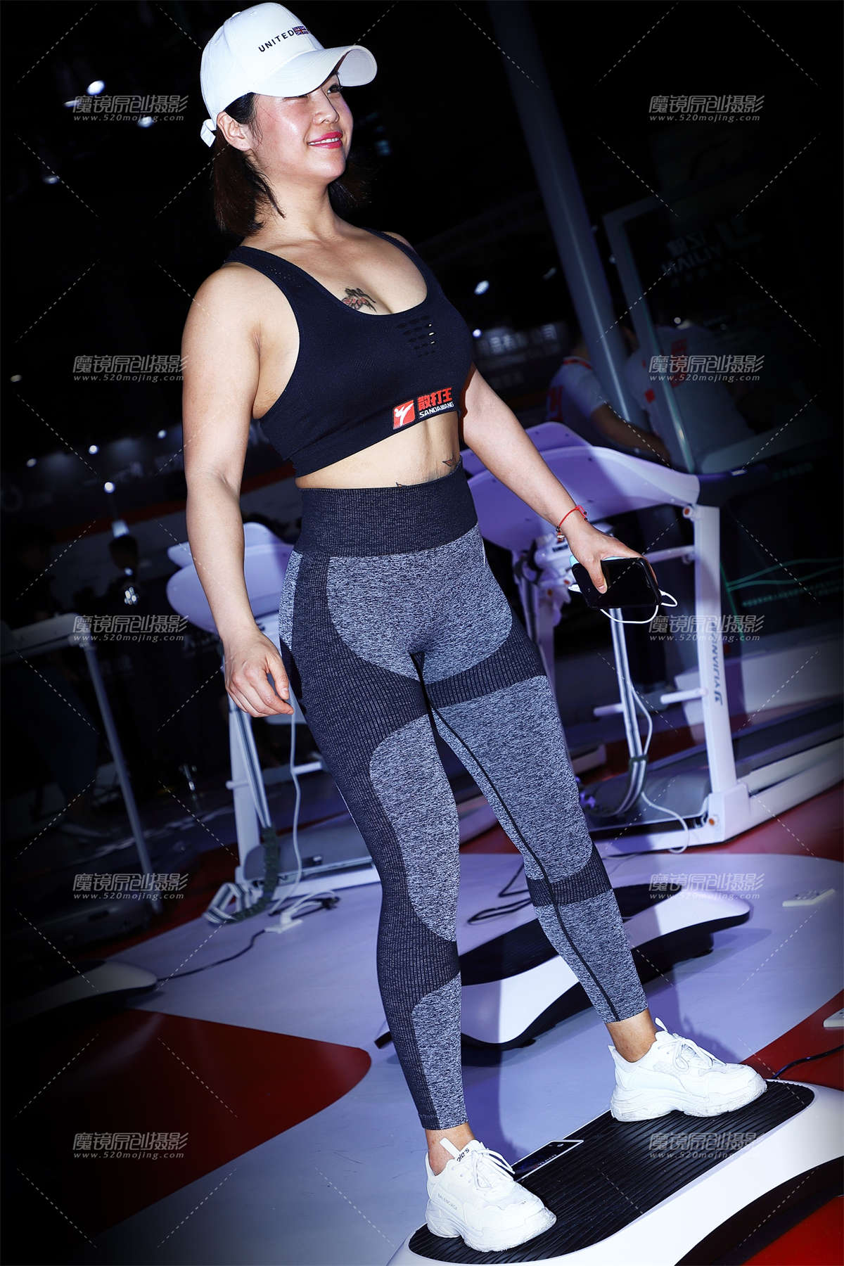 白帽黑色抹胸小背心运动展示-日更街拍