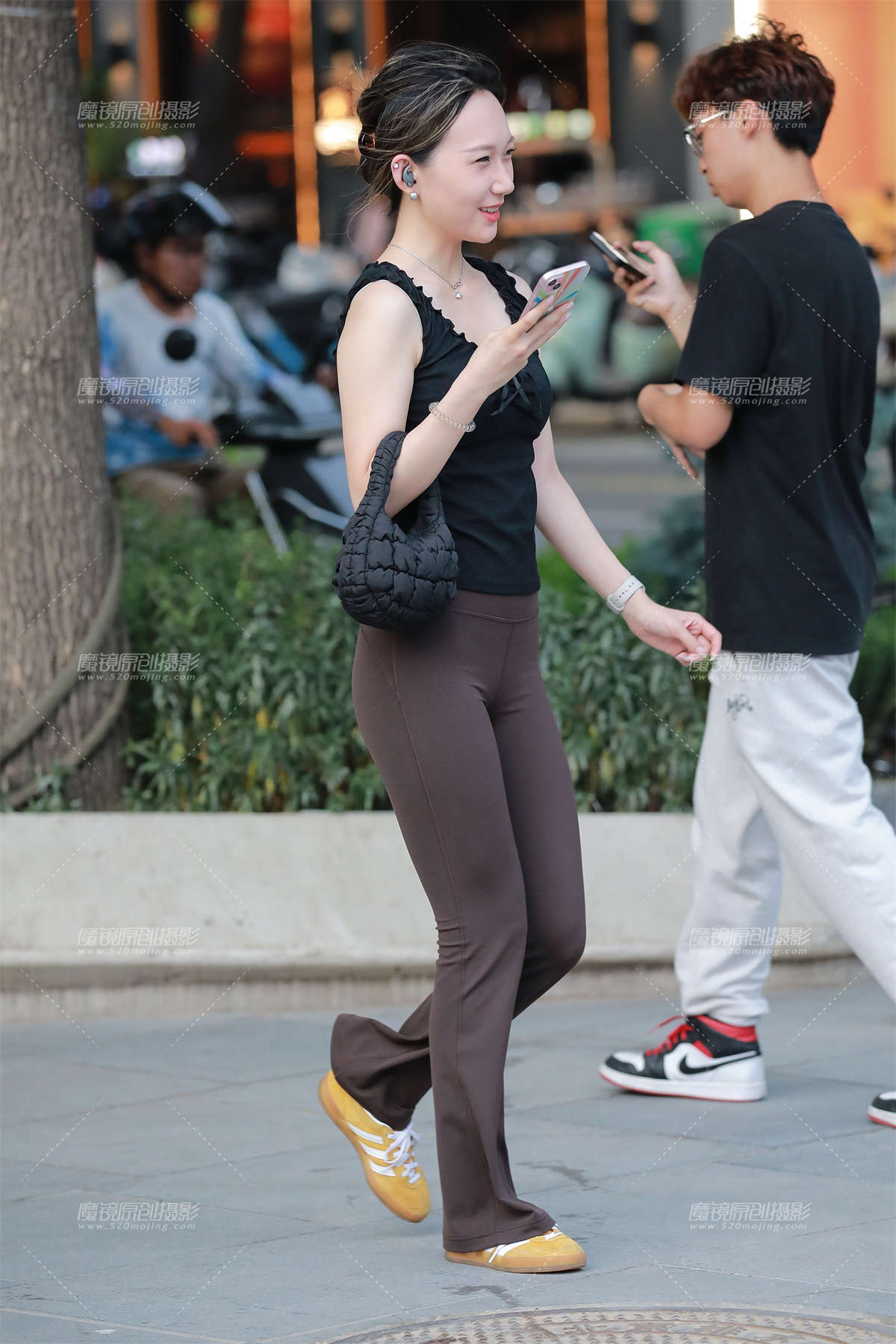 图片[2]-深咖色瑜伽裤小姐姐-日更街拍