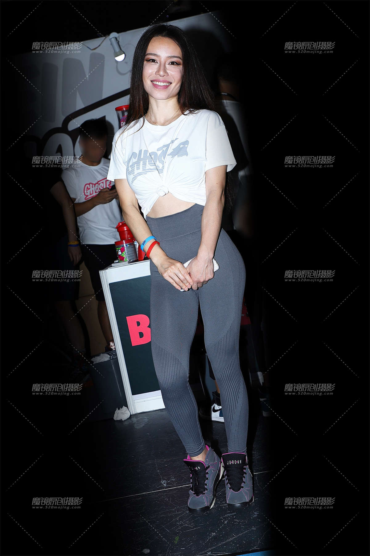 白衣灰色紧身运动裤撩人姿态插图1