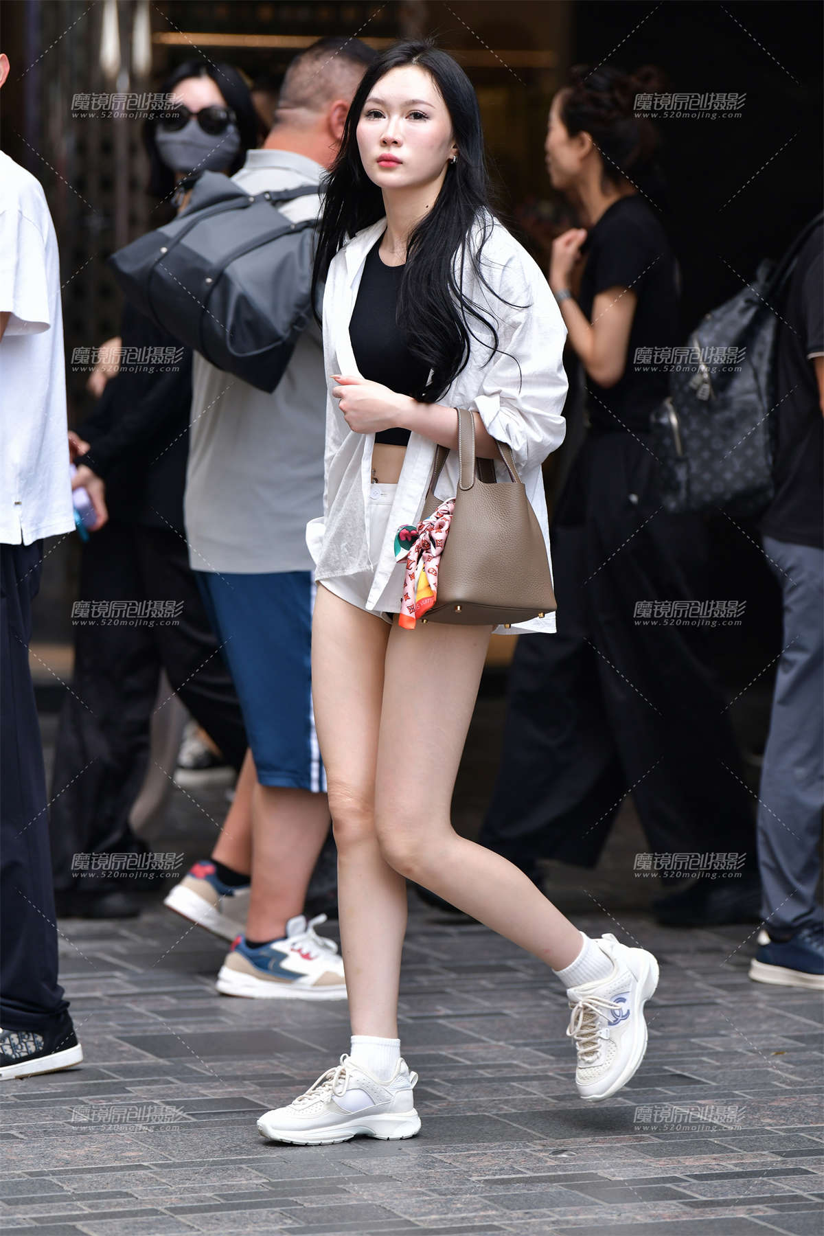 ★白皙长腿热裤美女-日更街拍