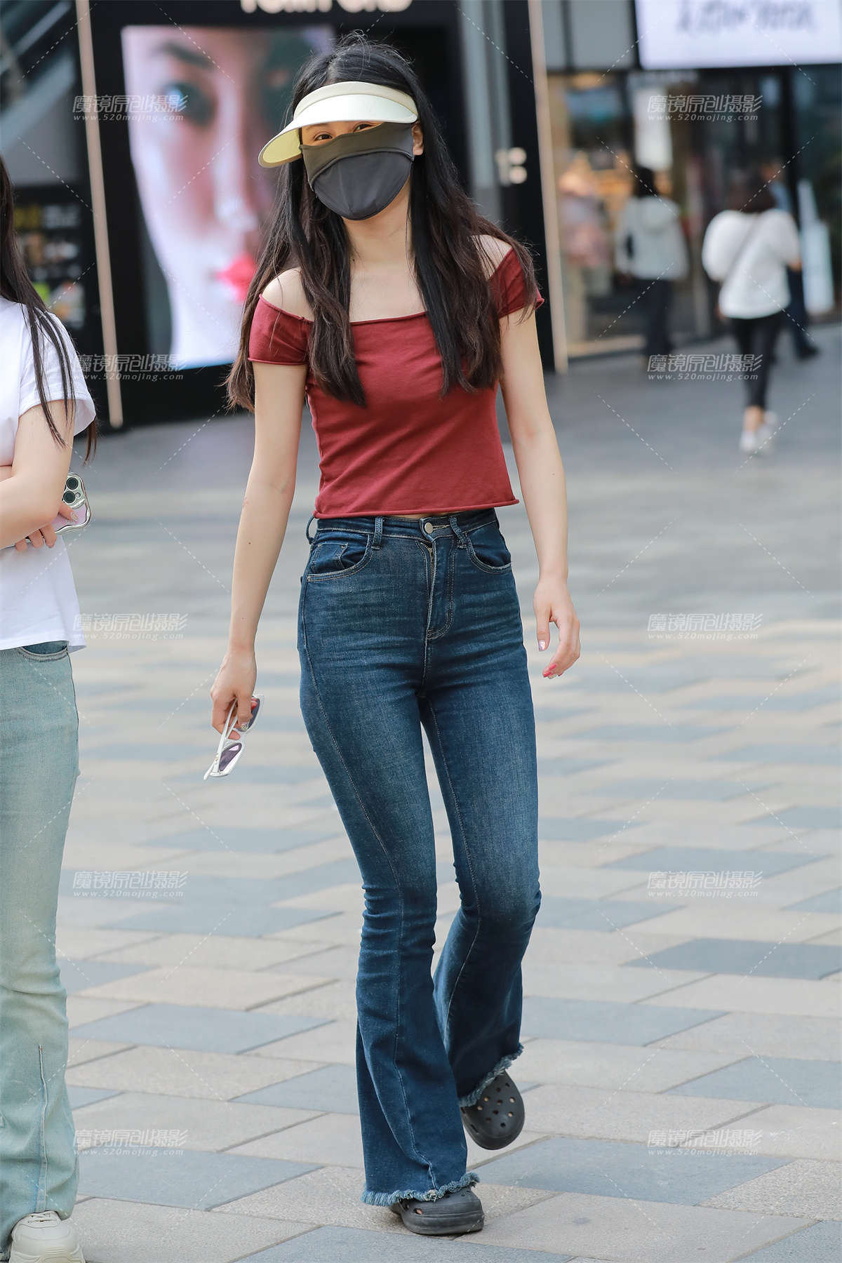 图片[2]-深蓝牛仔裤美女-日更街拍