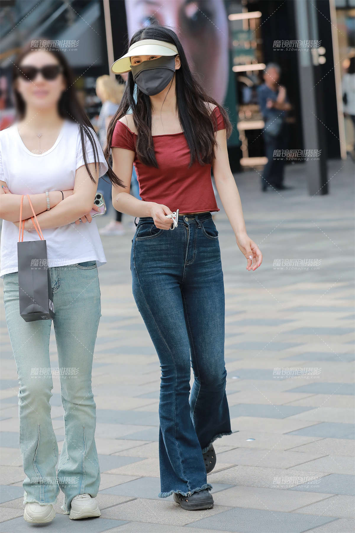深蓝牛仔裤美女-日更街拍