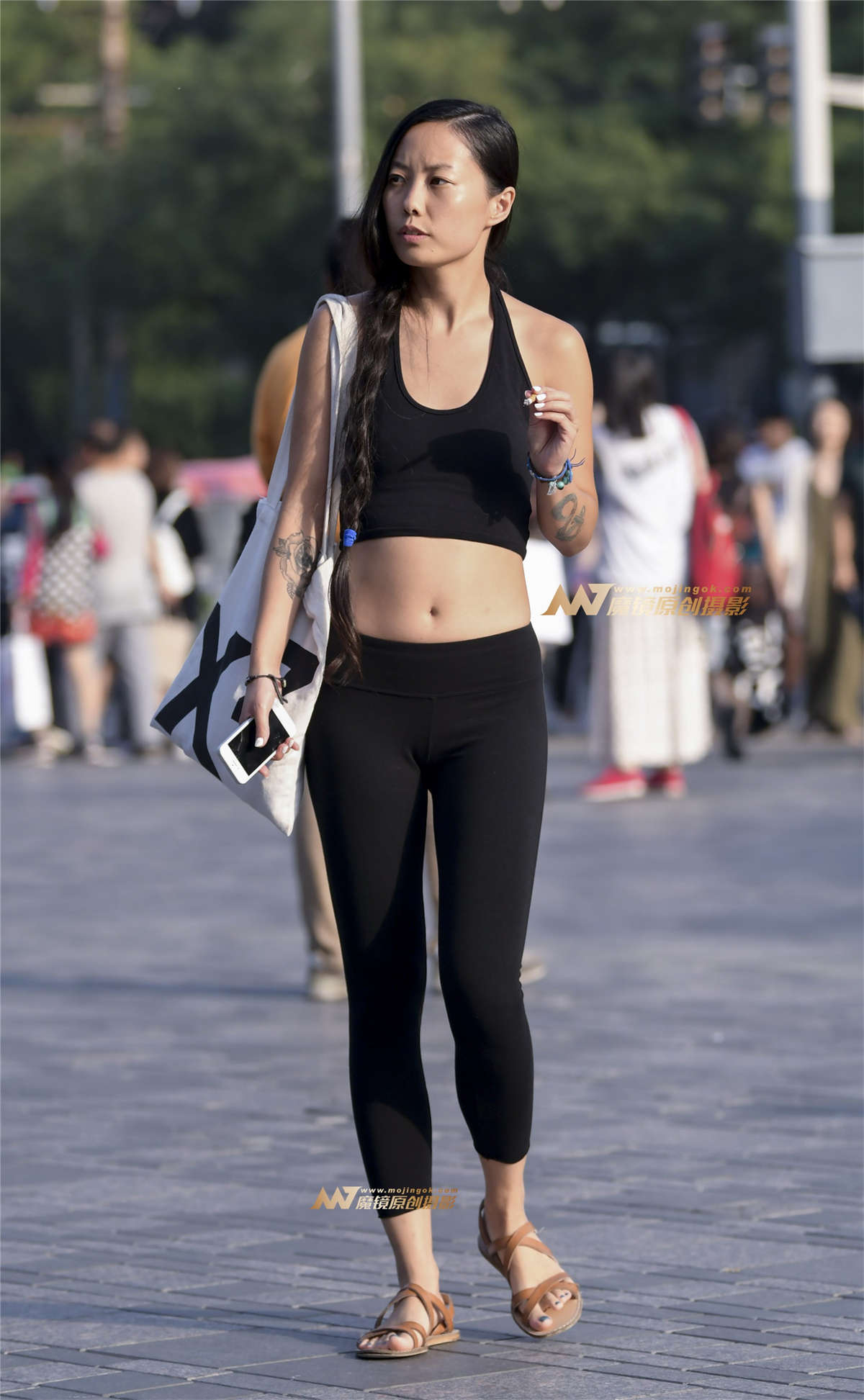 吊带胸罩健美裤美女性感迷人-日更街拍