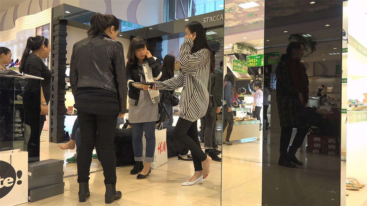 图片[2]-好一双艳趾雪肌美脚-日更街拍