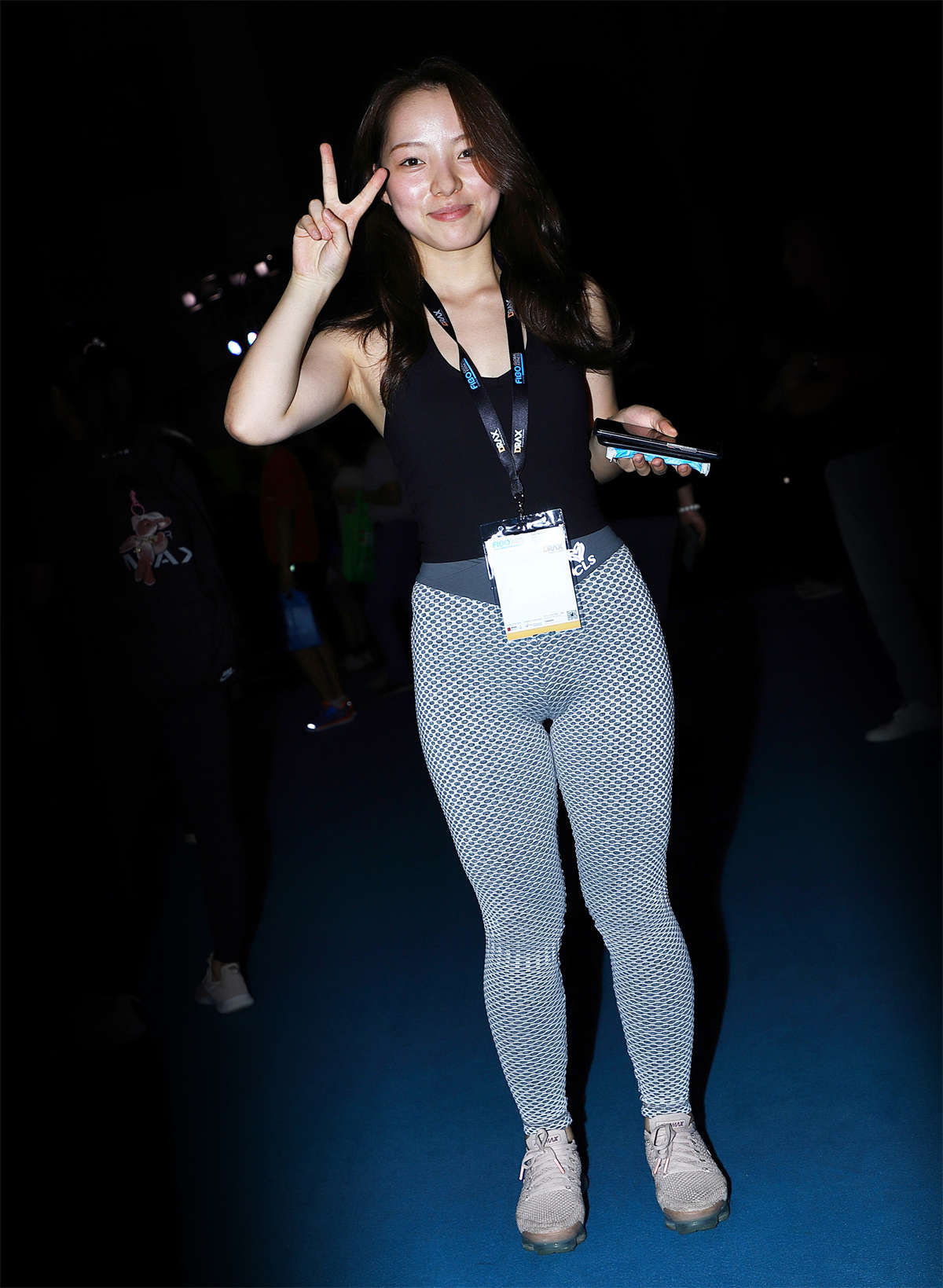 背面纹身的格子裤女孩-日更街拍