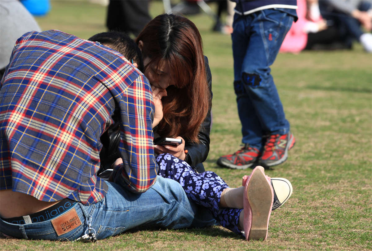 图片[2]-踏青公园街拍系列No.195 不常见的单脚全露出丝足美态-日更街拍