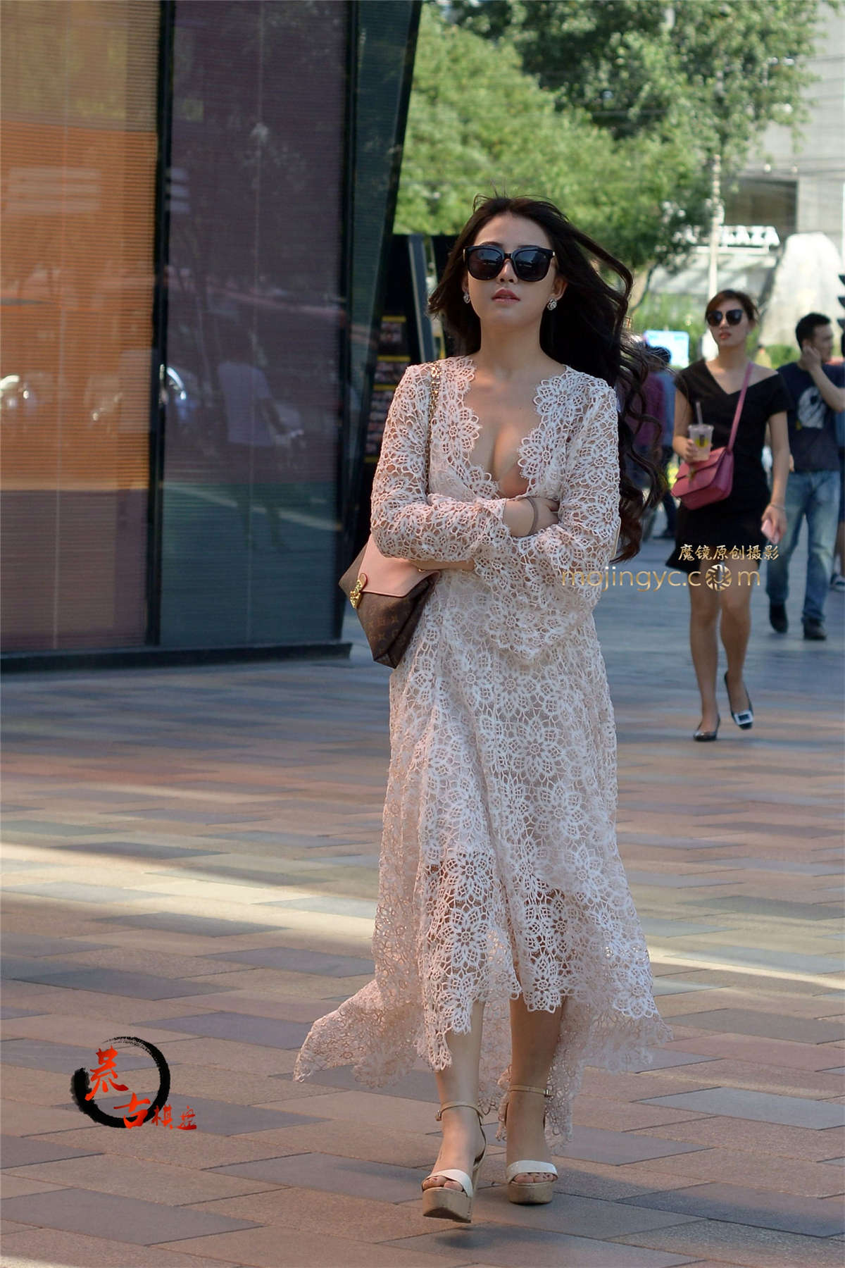 图片[2]-8-4 露乳大摆长裙，尽显曲线美-日更街拍