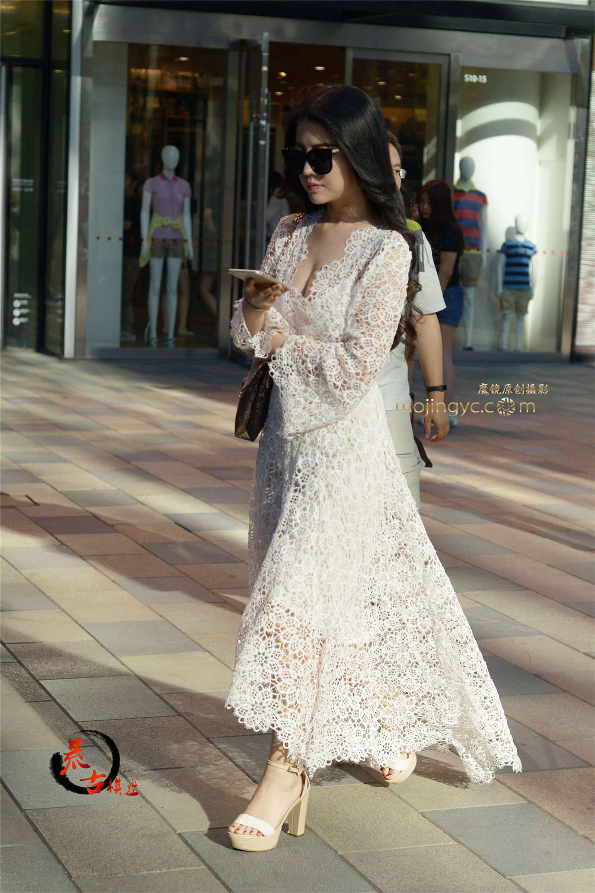 8-4 露乳大摆长裙，尽显曲线美-日更街拍