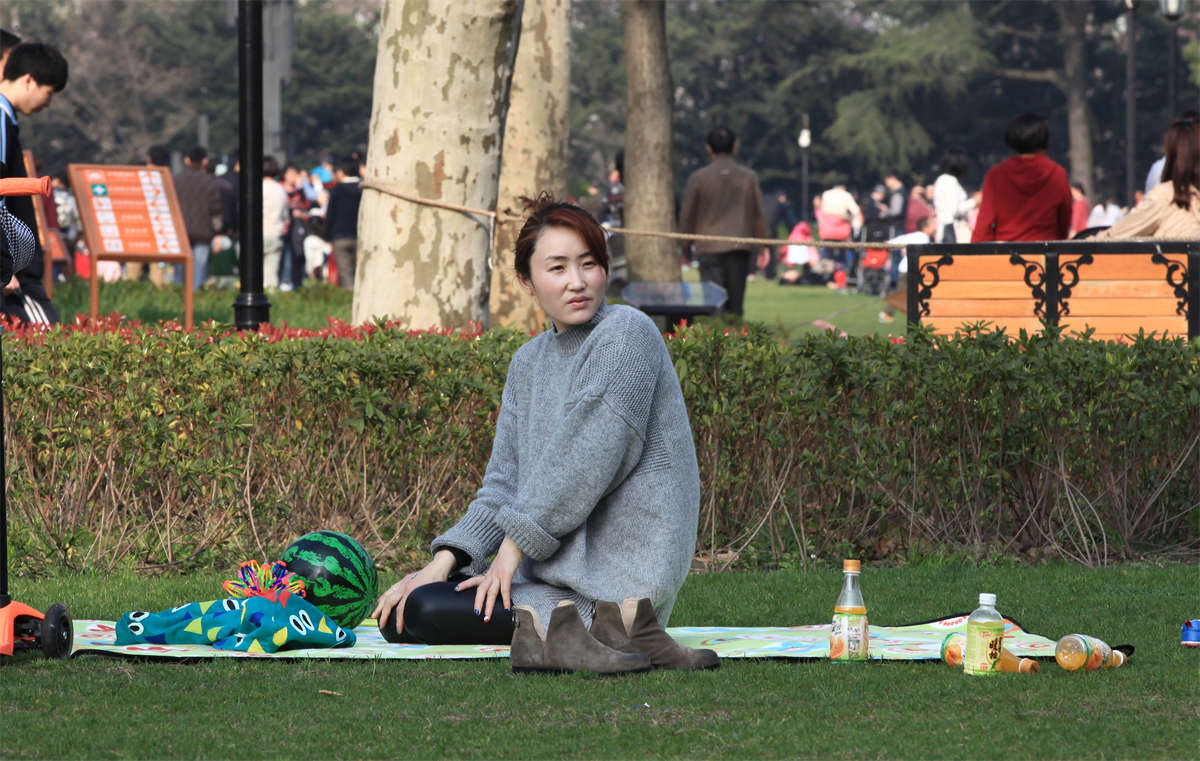 踏青公园街拍系列No.196 才一个转身，丝足少妇就穿上鞋走了-日更街拍