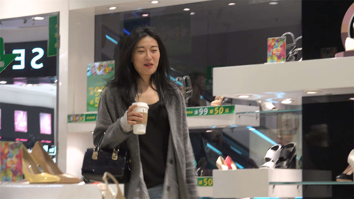 一眼就让你心动的女神，脱鞋了-日更街拍