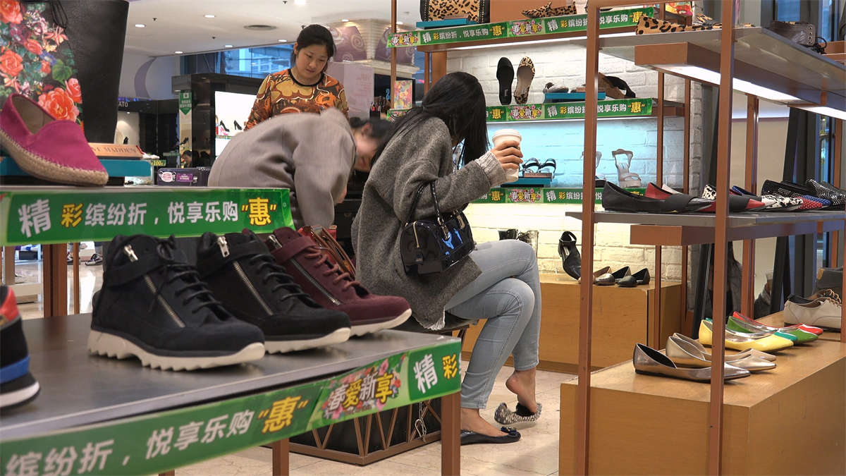 图片[2]-一眼就让你心动的女神，脱鞋了-日更街拍