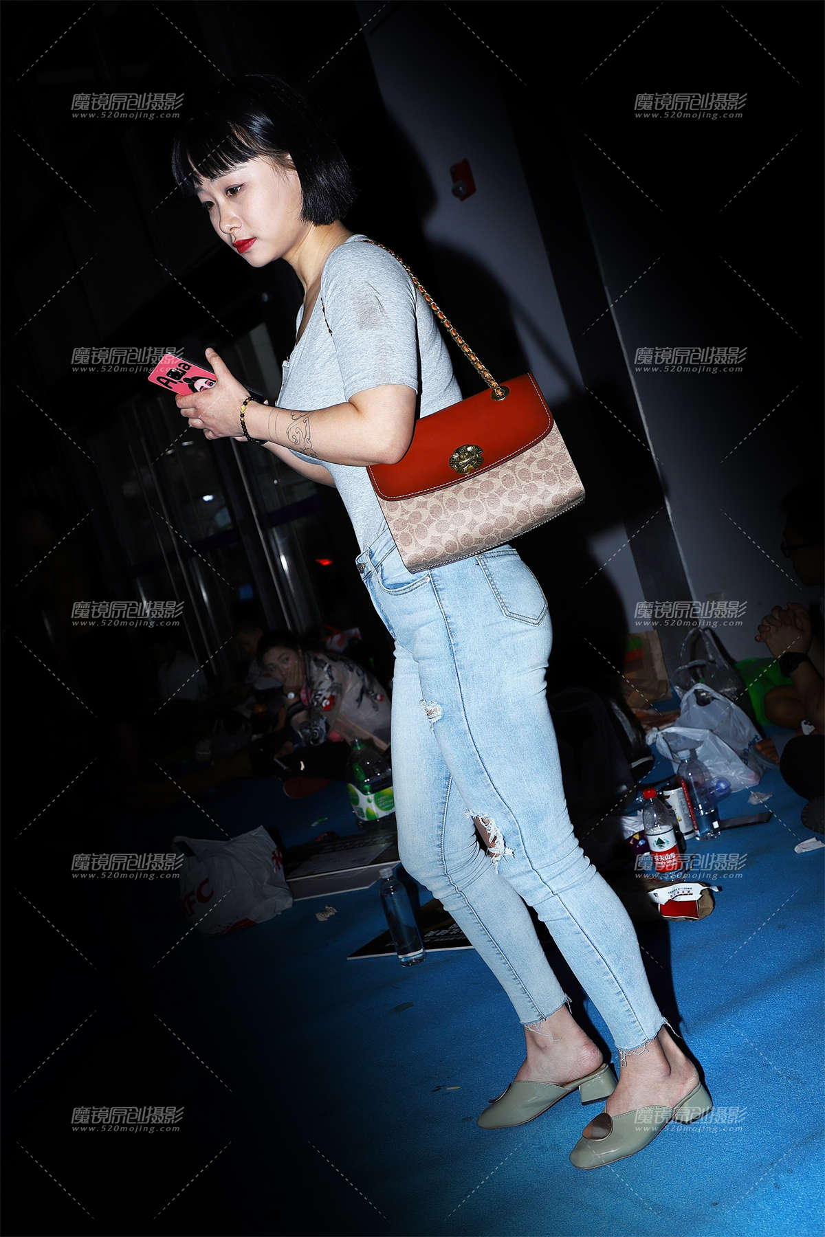 短发紧身牛仔插图1