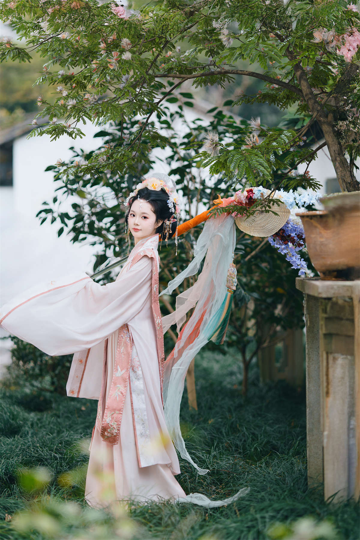 图片[2]-YITUYU艺图语 2025.04.10 珠光点染三白妆，墨云深处见芳华 焦糖马奇朵-日更街拍