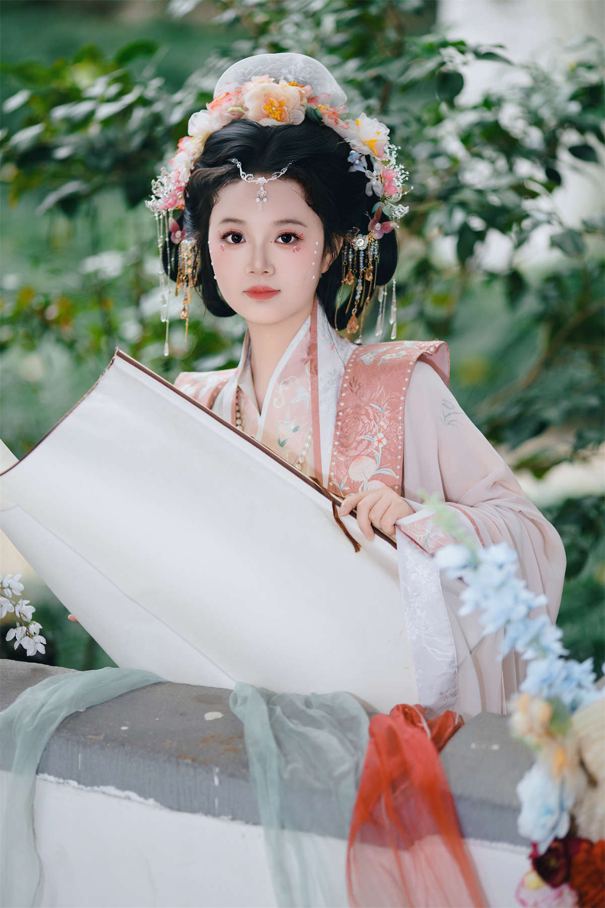 YITUYU艺图语 2025.04.10 珠光点染三白妆，墨云深处见芳华 焦糖马奇朵-日更街拍