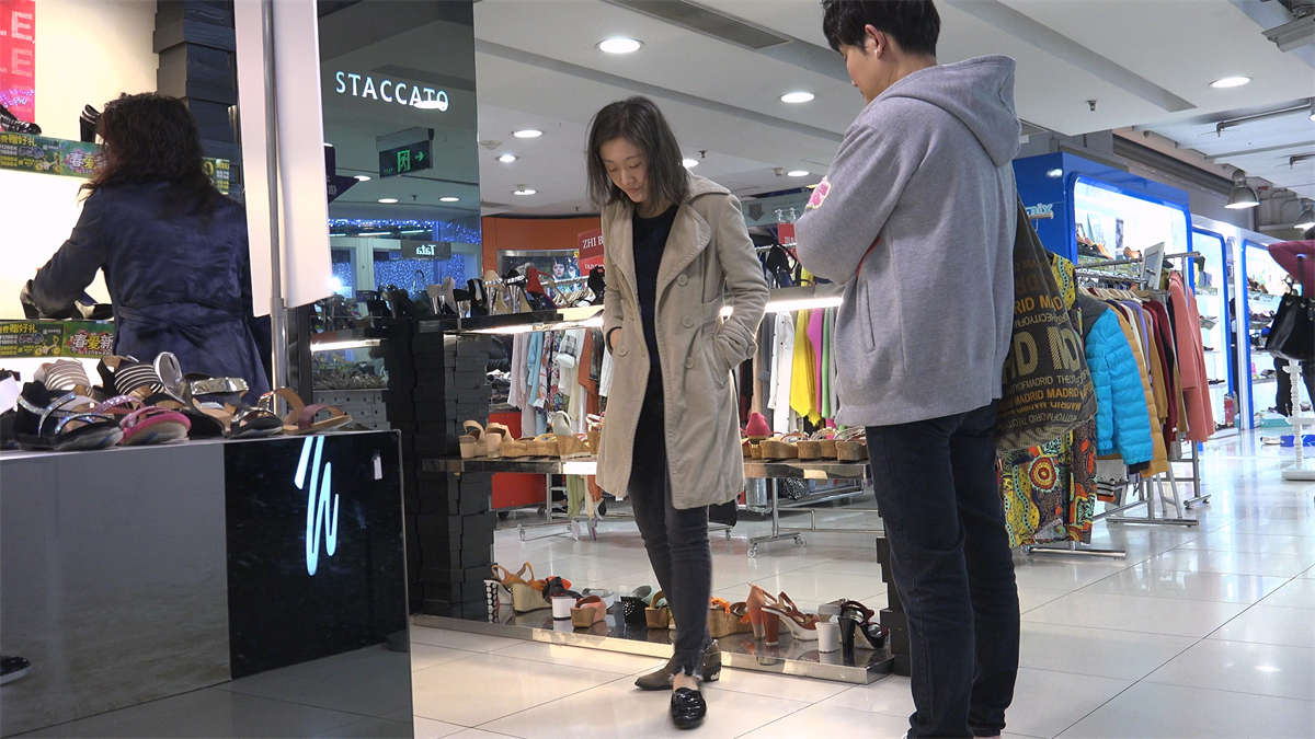 图片[2]-美女左挑右选还是没确定要哪双-日更街拍