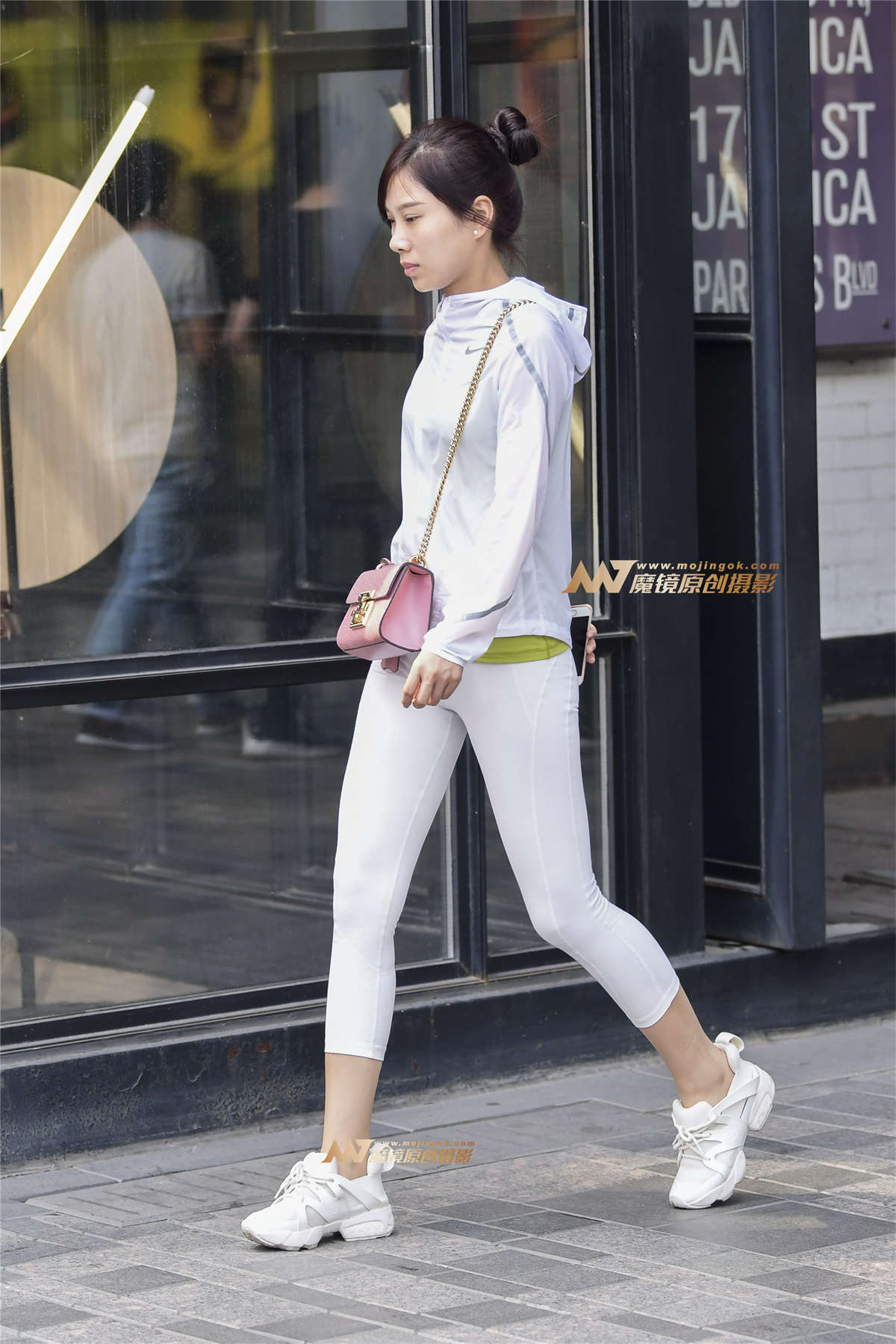 健美白裤包裹出美女极品身材-日更街拍