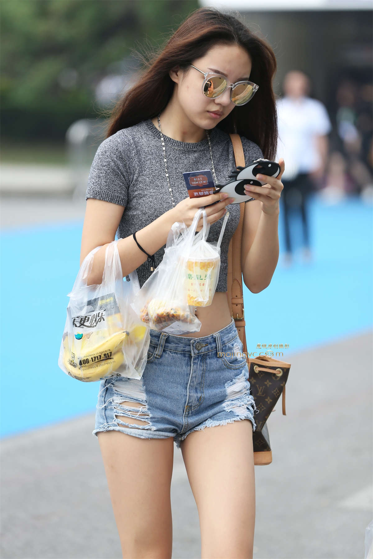 短牛仔裤紧身衣mm-日更街拍