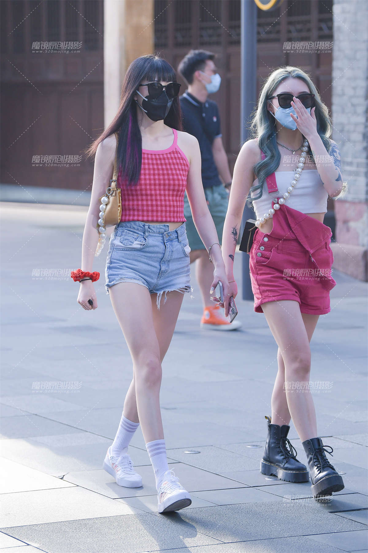 黑口罩，热裤长腿美眉-日更街拍