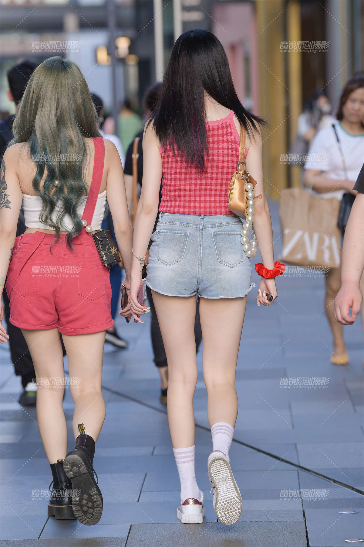 图片[2]-黑口罩，热裤长腿美眉-日更街拍