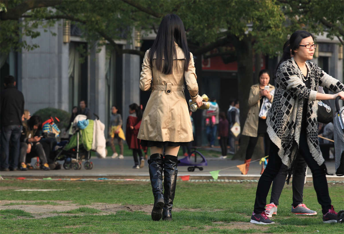 图片[2]-踏青公园街拍系列No.199 好身材清秀妹子的蓬中长丝-日更街拍