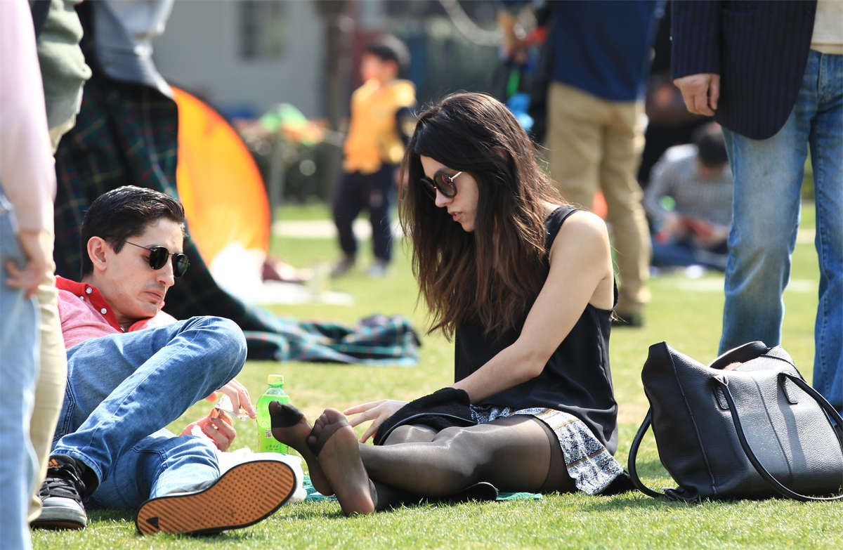 图片[2]-踏青公园街拍系列No.200 劲爆到极致的西足超薄长黑丝-日更街拍