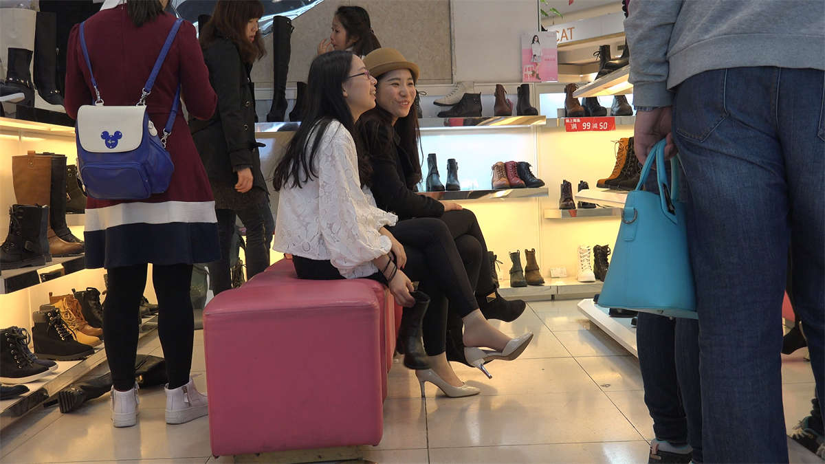 图片[2]-白色高跟短肉丝姑娘-日更街拍