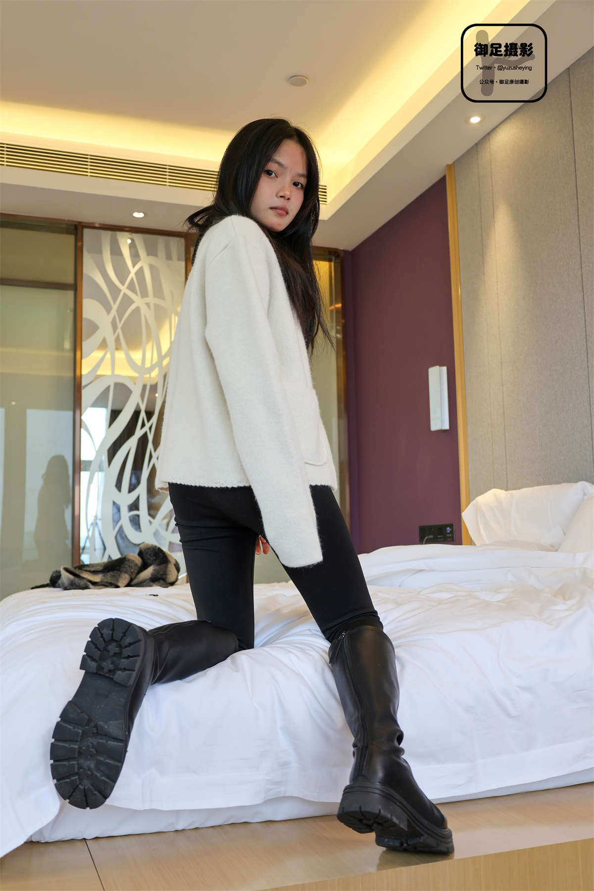 御足摄影 No.005 长靴白袜裸足-日更街拍