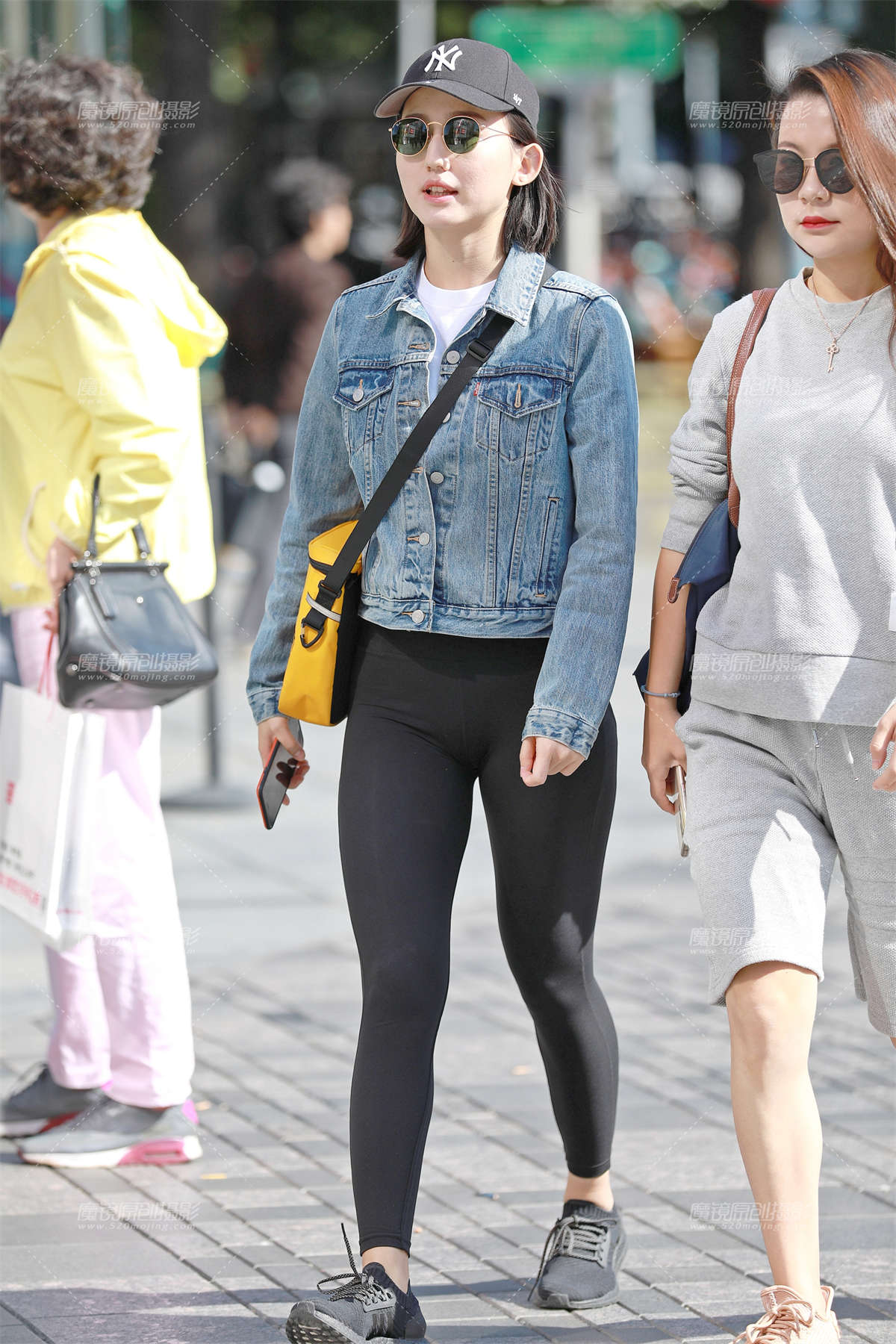 【玻璃赛帖】黑色紧身裤美眉-日更街拍