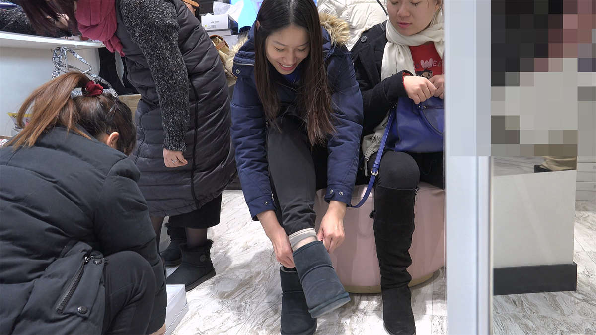 图片[2]-妹子试鞋把薄丝袜给脱了-日更街拍