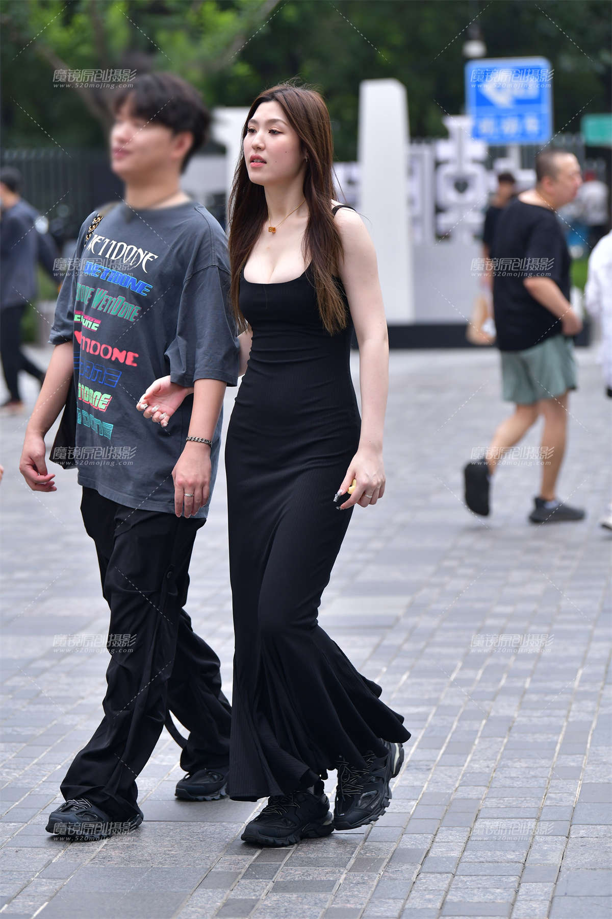 ★黑色气质长裙美女-日更街拍