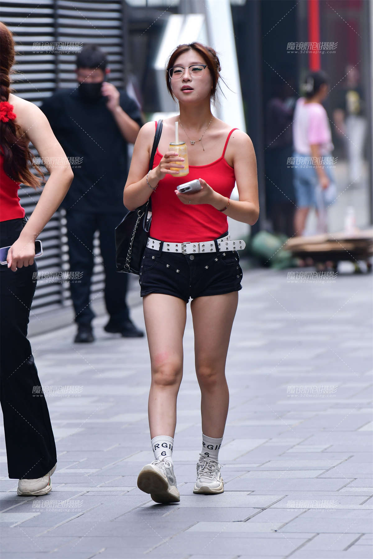 图片[2]-★红吊带热裤美女-日更街拍