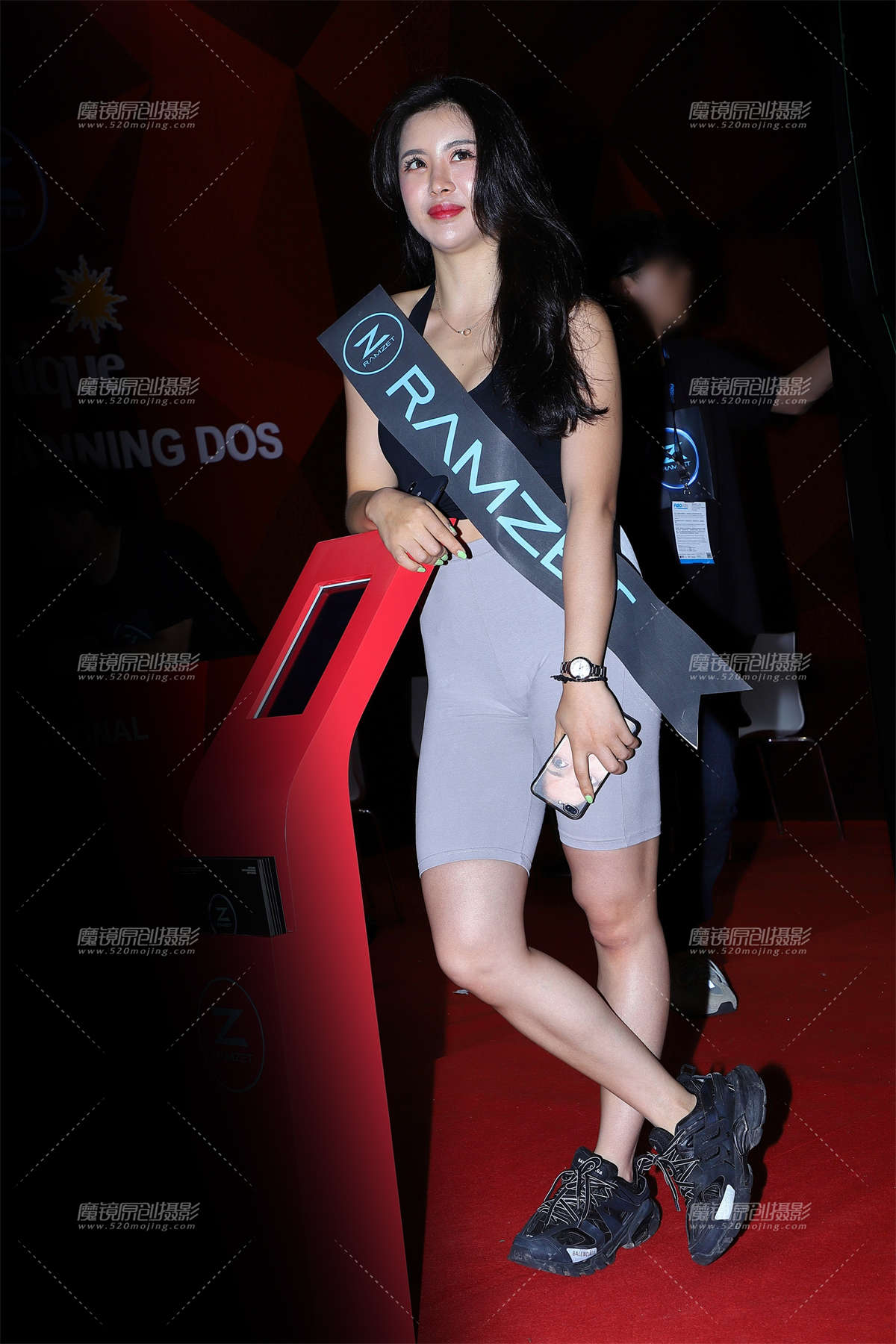 黑色小背心黑色裤礼仪-日更街拍