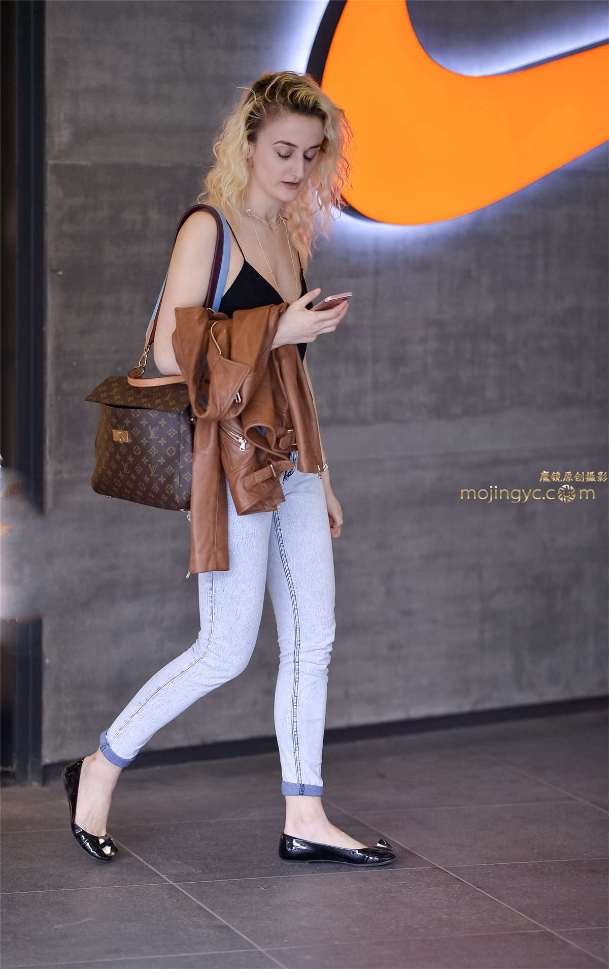 金发美女魔鬼身材性感魅力-日更街拍