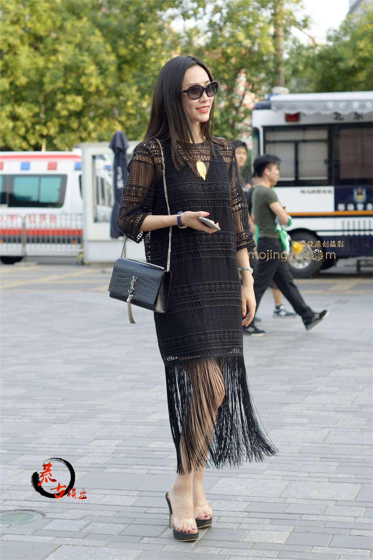 8-6 黑色流苏裙，优雅秀自身-日更街拍