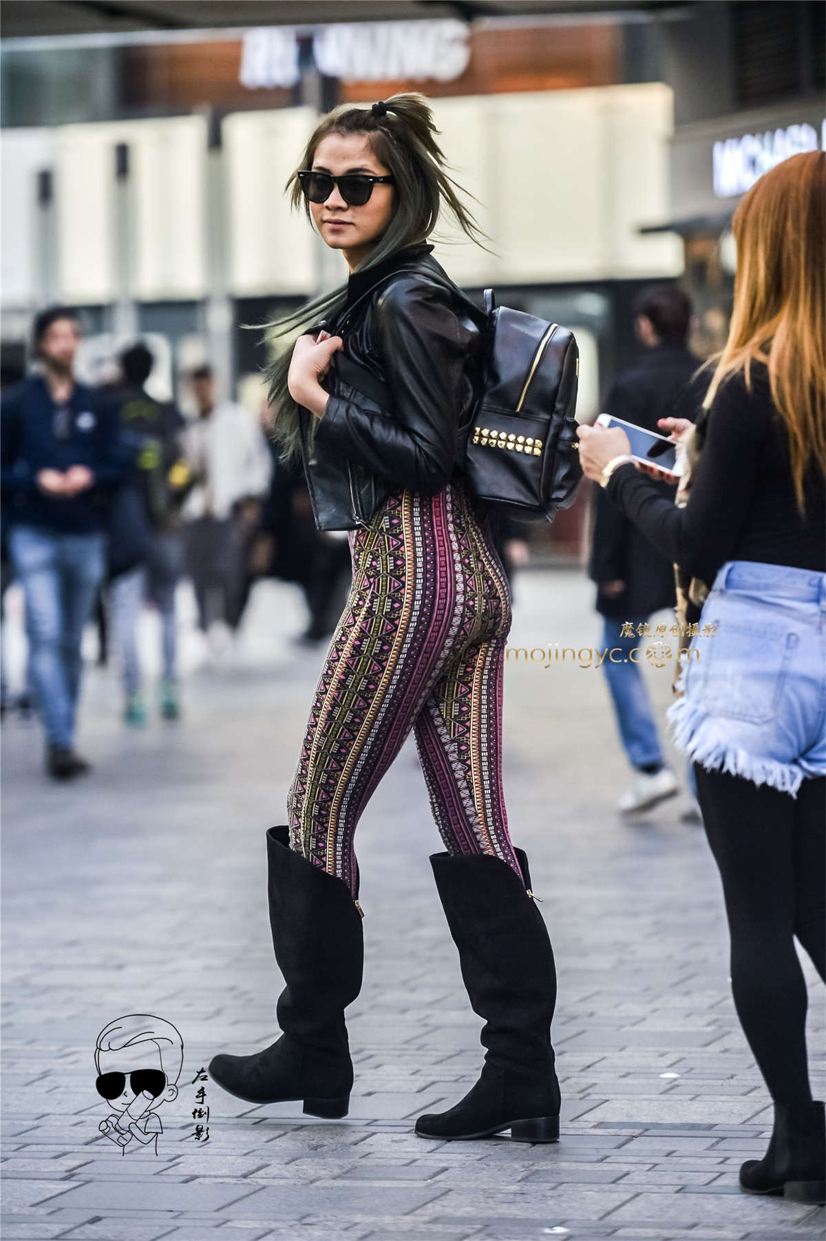 花条紧裤显美臀-日更街拍