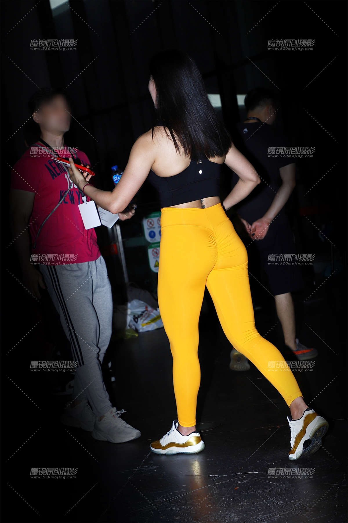 图片[2]-黑色小背心橘色紧身运动裤-日更街拍