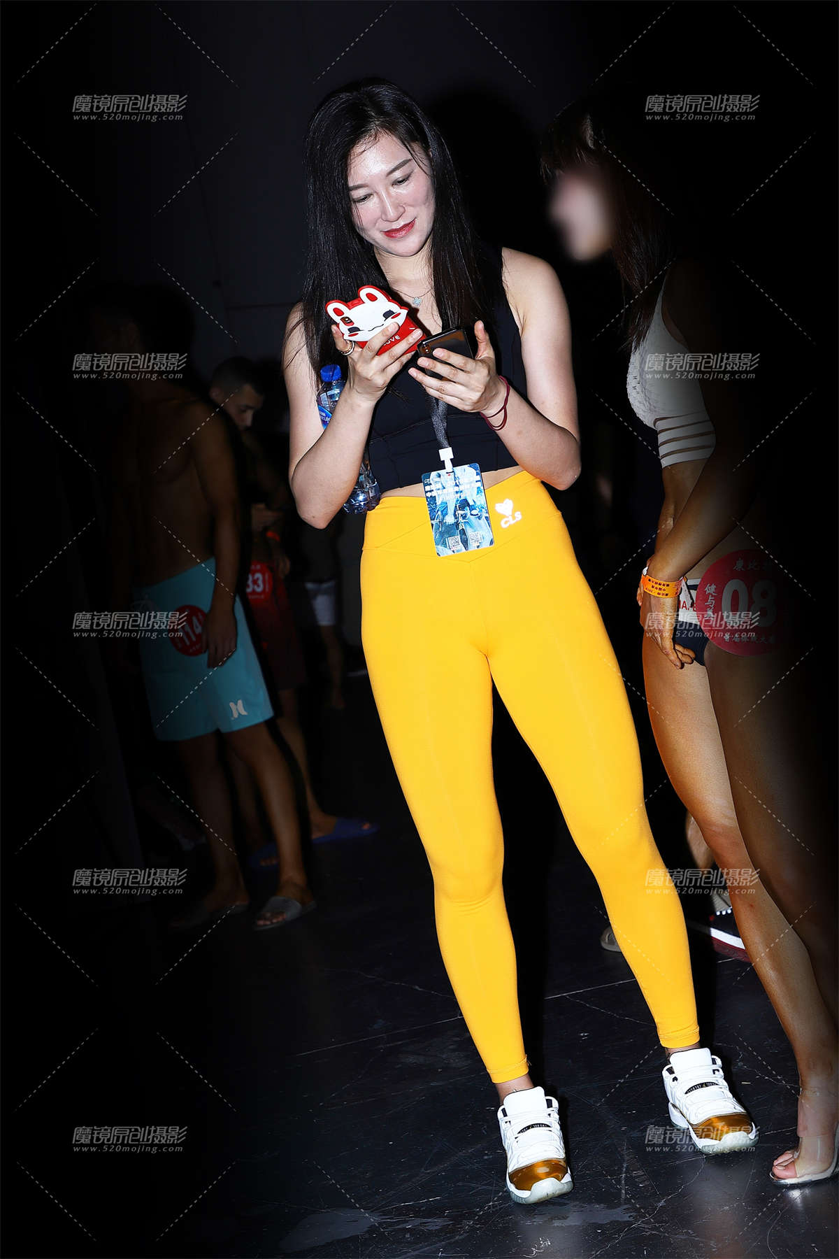 黑色小背心橘色紧身运动裤-日更街拍