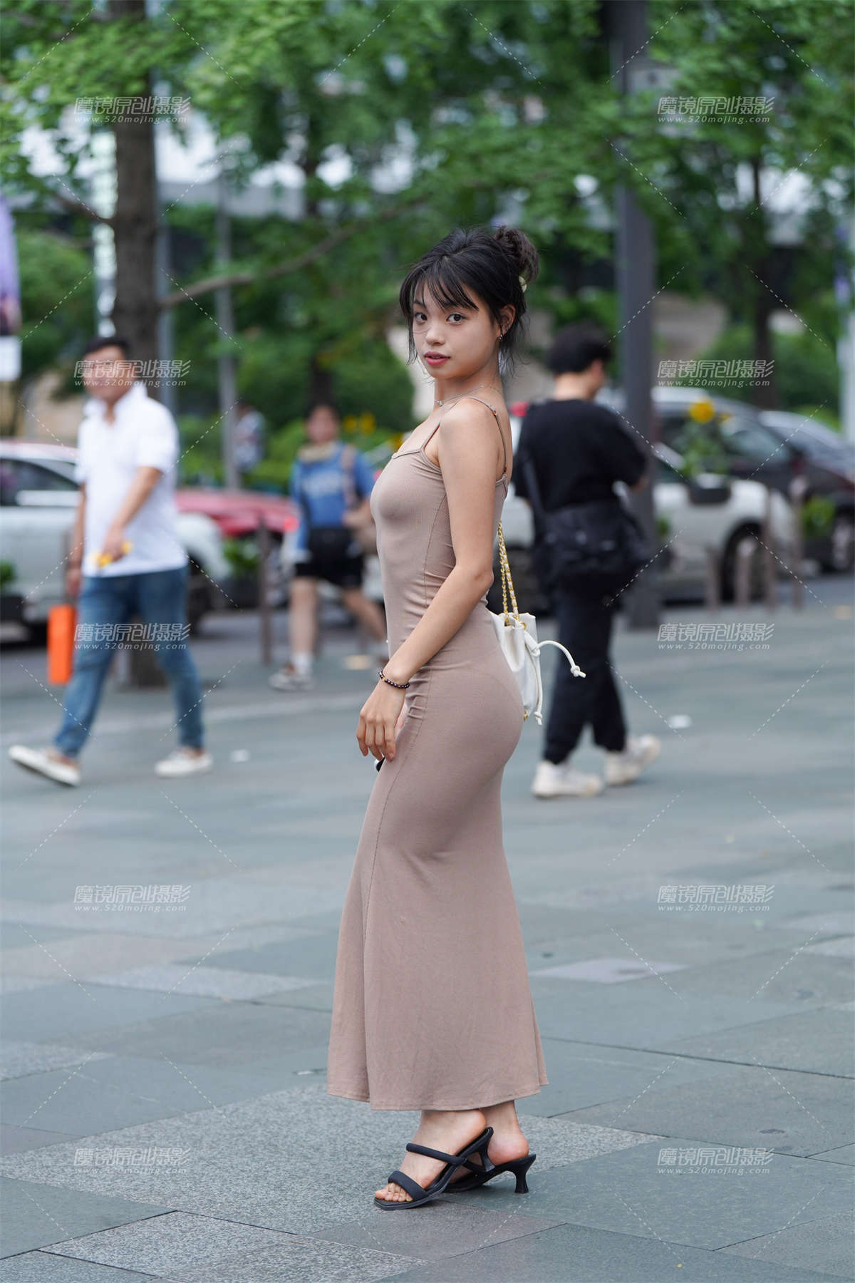图片[2]-长裙美眉-日更街拍