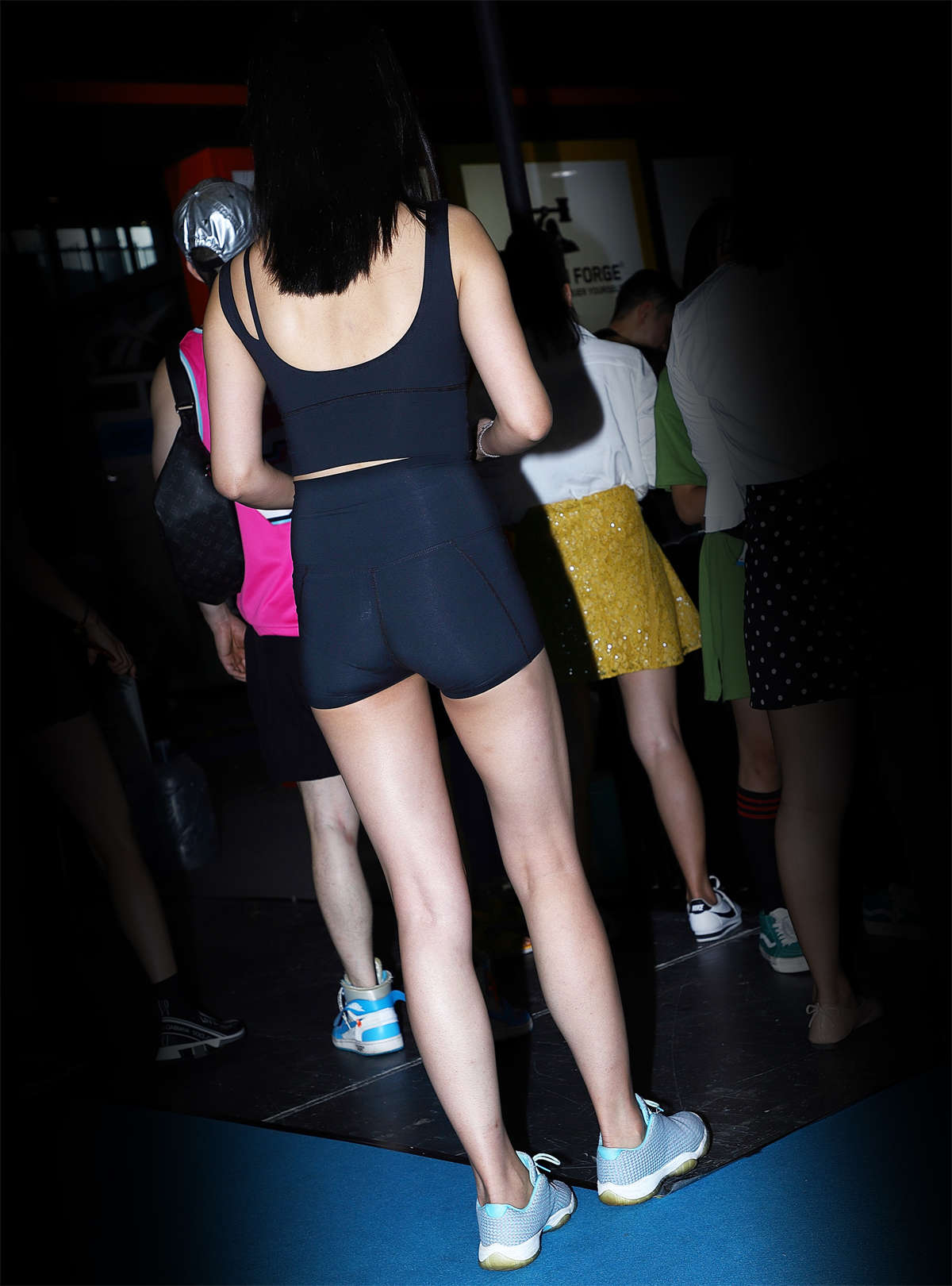 图片[2]-黑色小背心热裤运动装girl-日更街拍